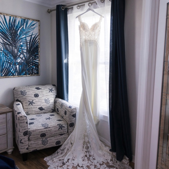 Sophia Thomas Wedding Dress - Picture 5 of 7